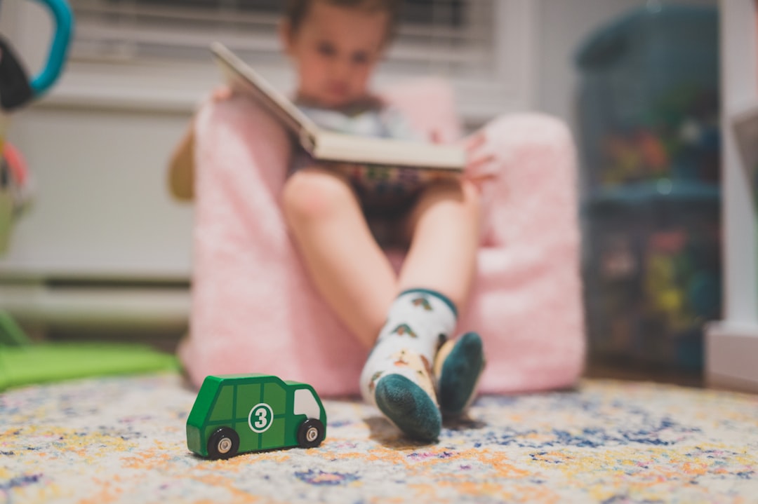 Bambino seduto al tavolo con quaderno aperto durante una valutazione DSA
