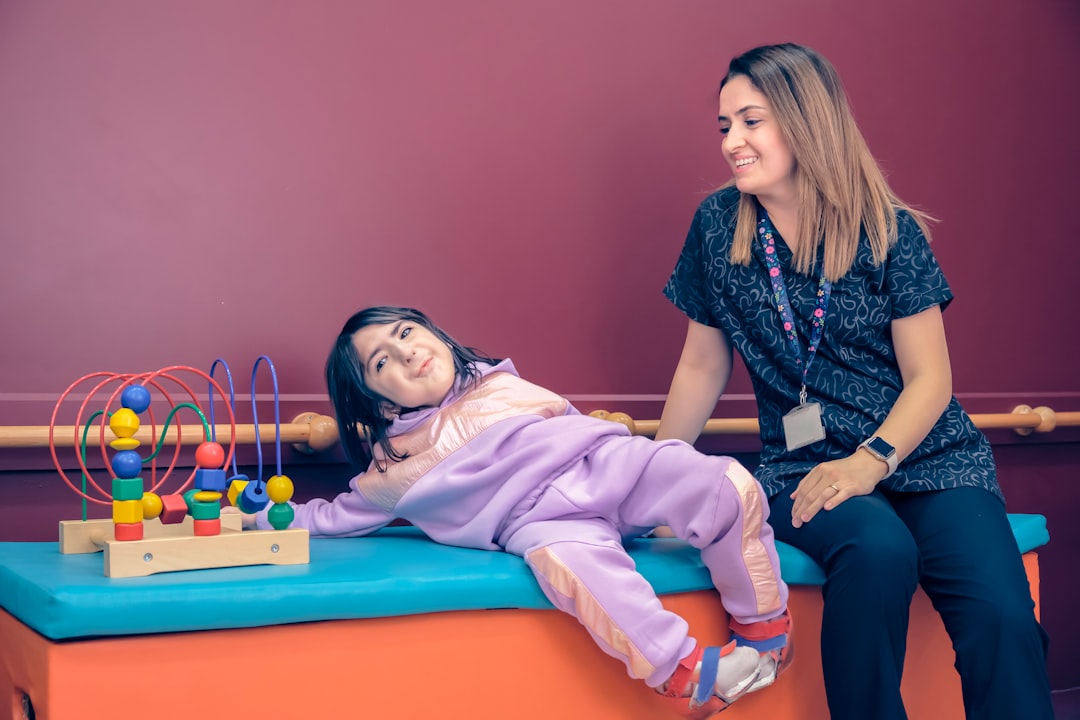 Bambino che gioca con un psicomotricista in palestra terapeutica