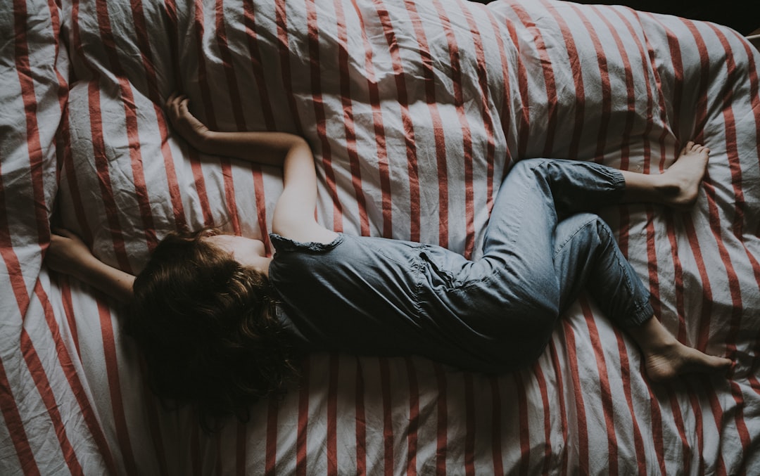 Bambino sveglio nel letto di notte con genitore accanto preoccupato